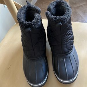 Women’s Northside black snow boots. Rubber soles with faux fur lining.